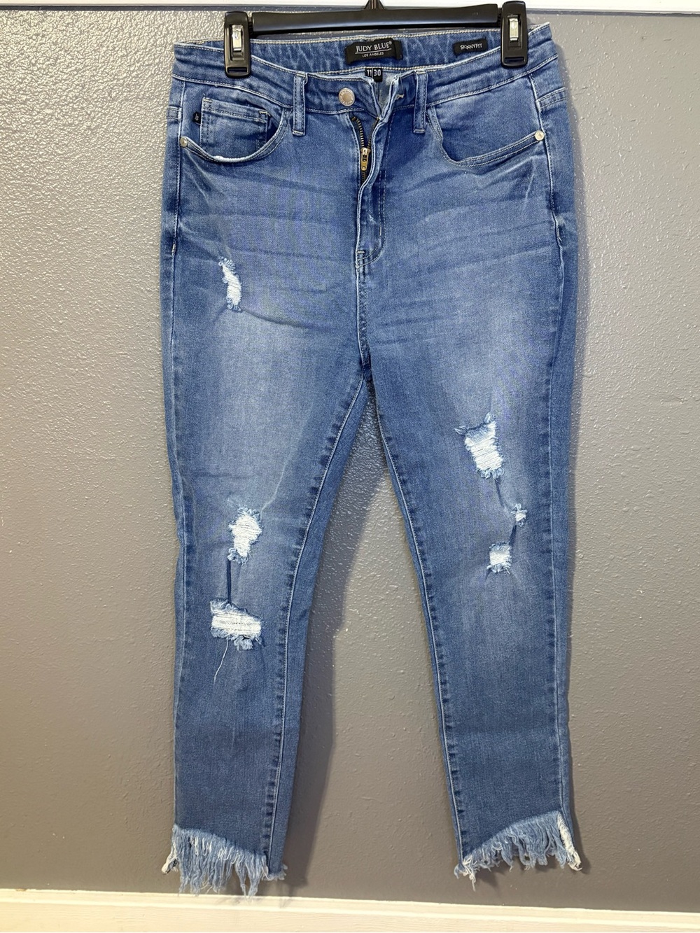 Judy Blue Distressed Skinny Jeans in a medium blue wash size 11/30 (SKU 304)